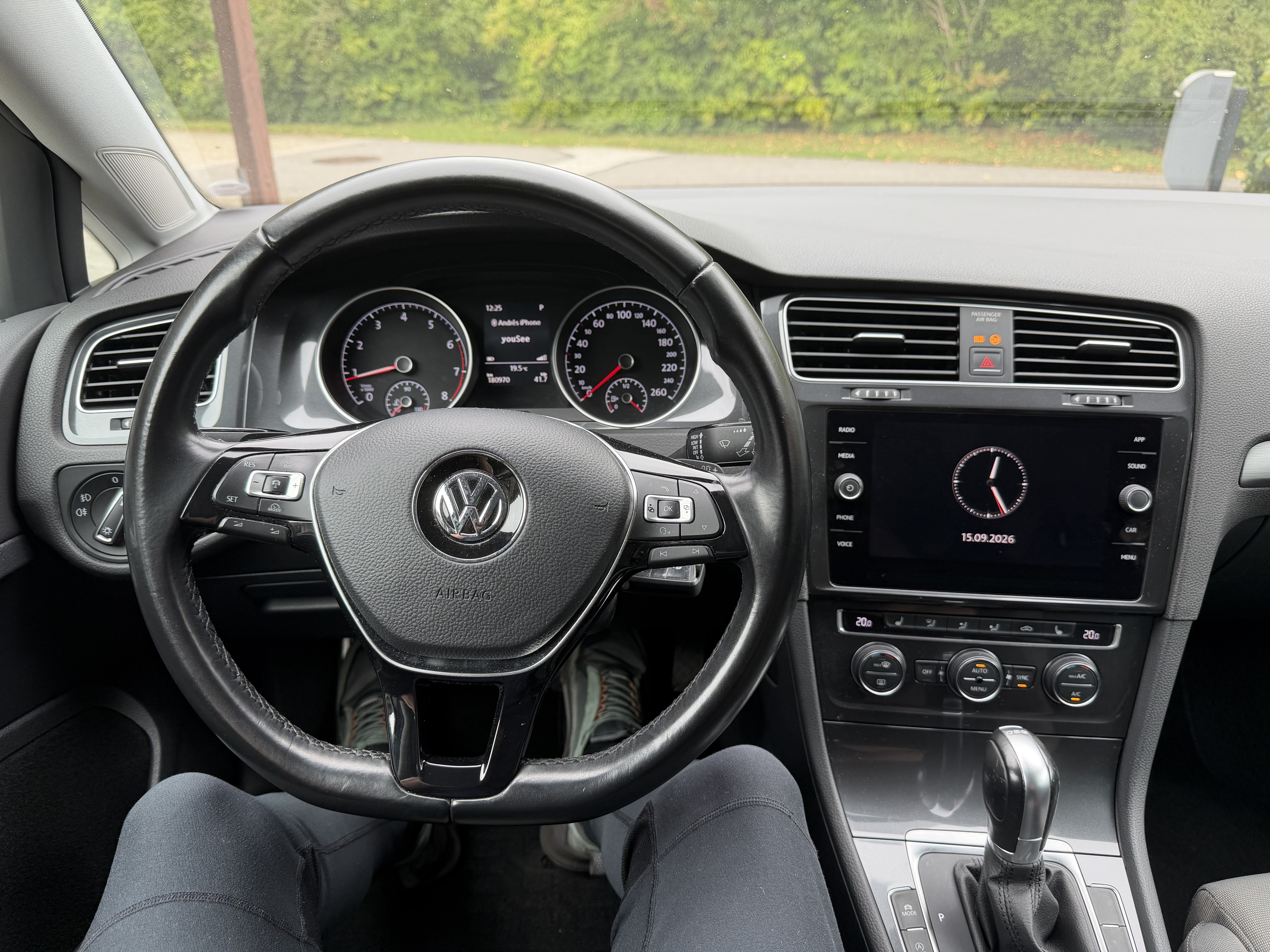 Grå VW Golf VII fra 2018