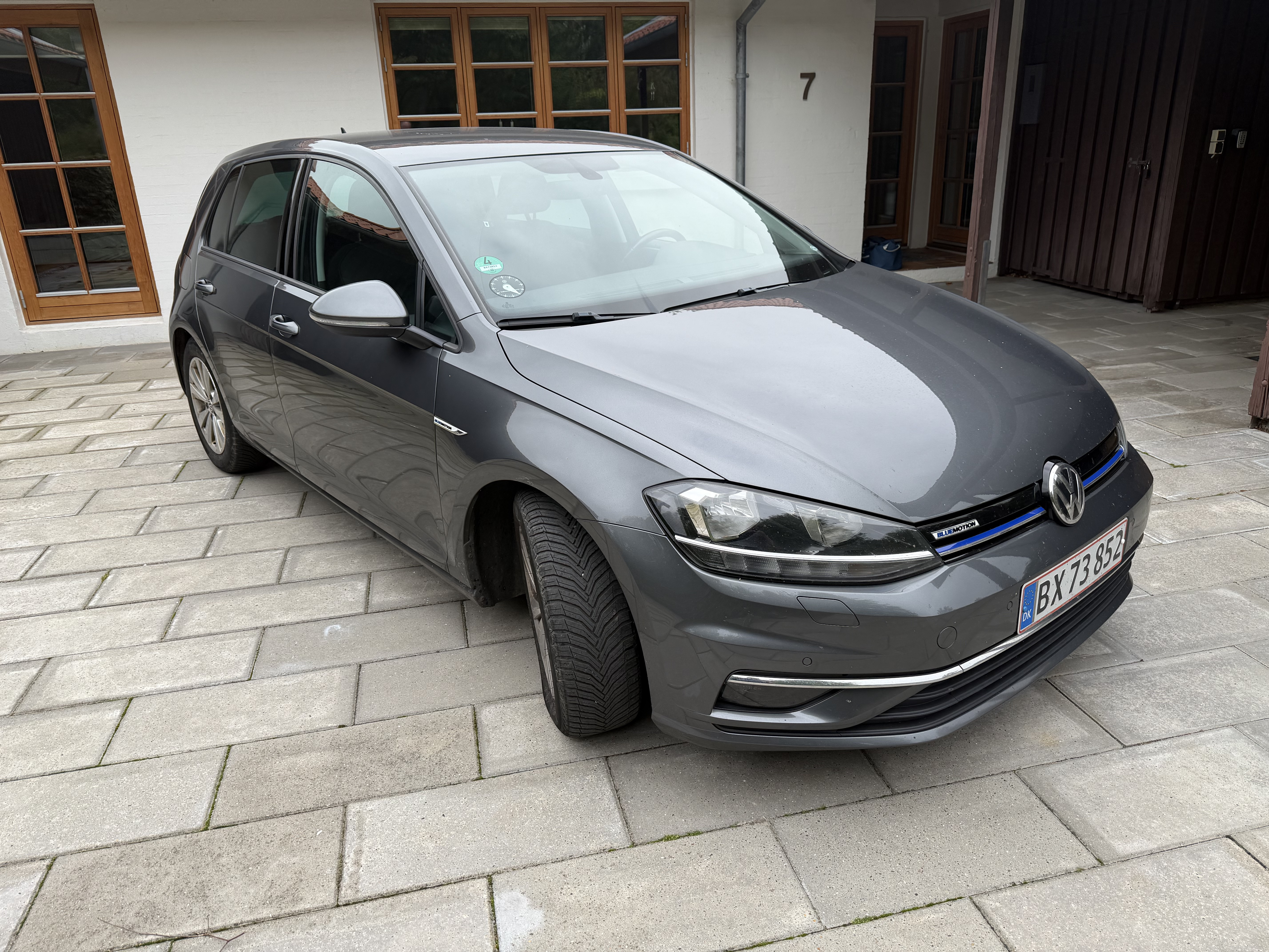 Grå VW Golf VII fra 2018