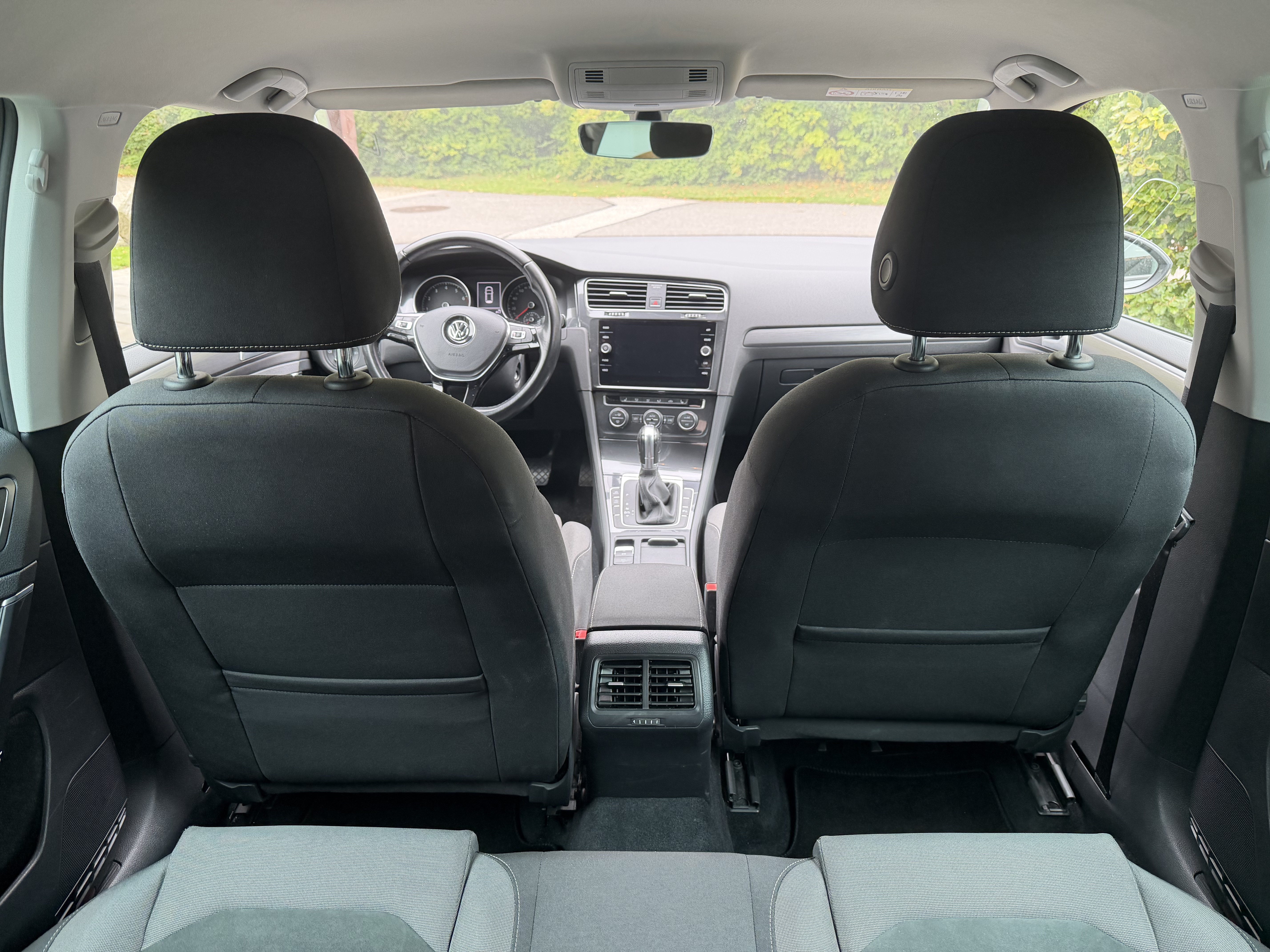 Grå VW Golf VII fra 2018