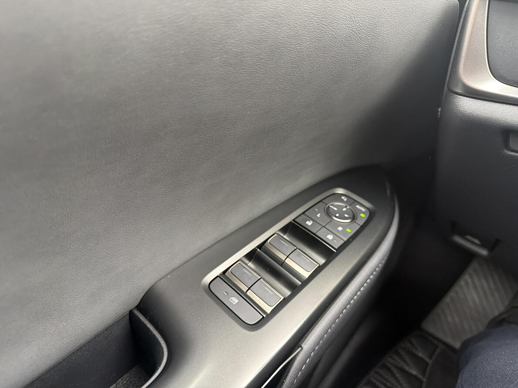 Sort Lexus RZ fra 2026