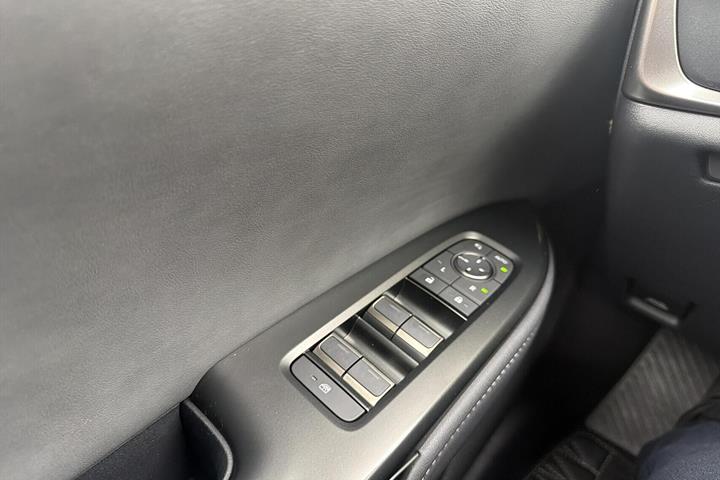 Sort Lexus RZ fra 2026