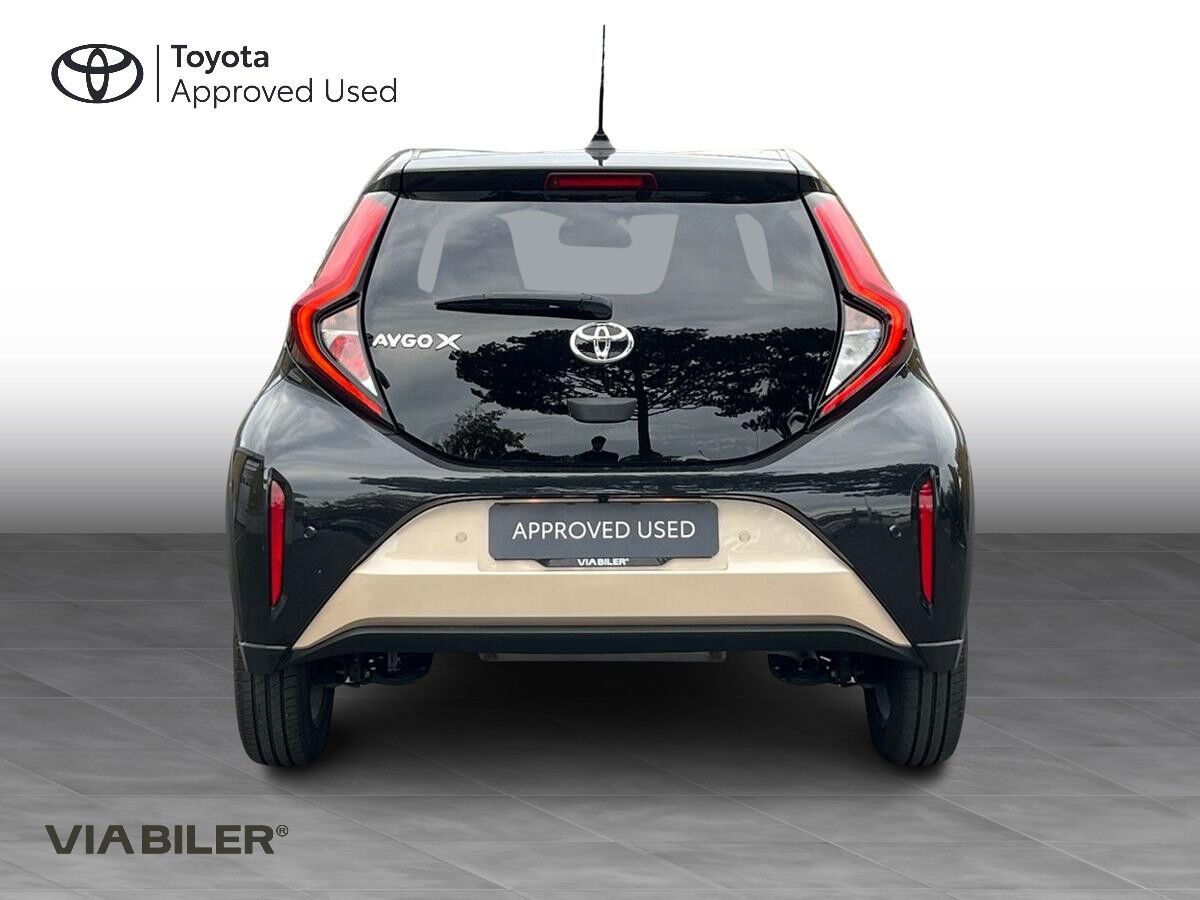 Grå Toyota Aygo X fra 2024