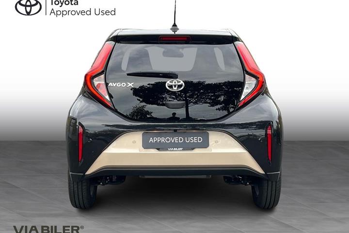 Grå Toyota Aygo X fra 2024