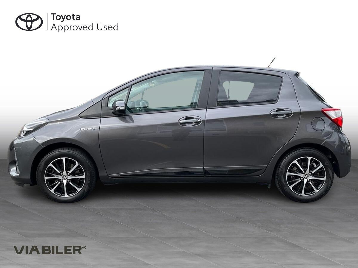 Grå Toyota Yaris fra 2018