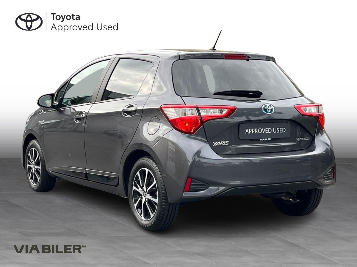 Grå Toyota Yaris fra 2018