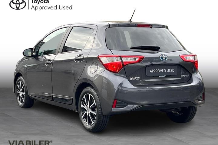 Grå Toyota Yaris fra 2018
