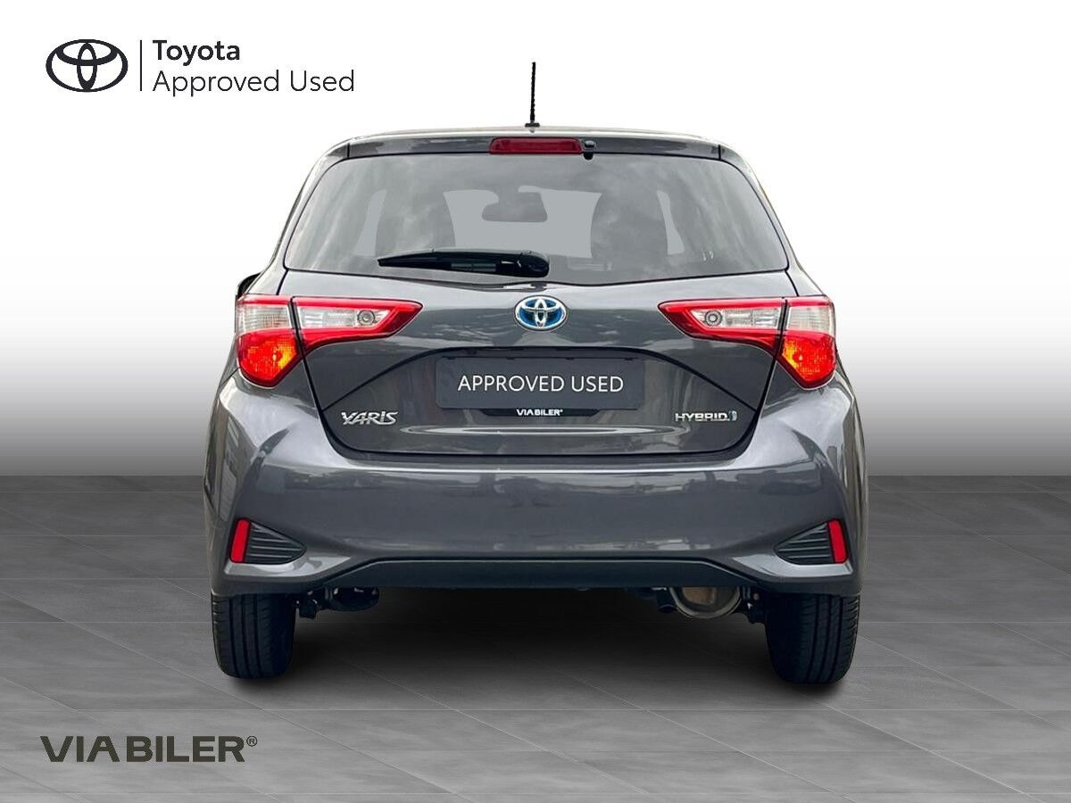 Grå Toyota Yaris fra 2018