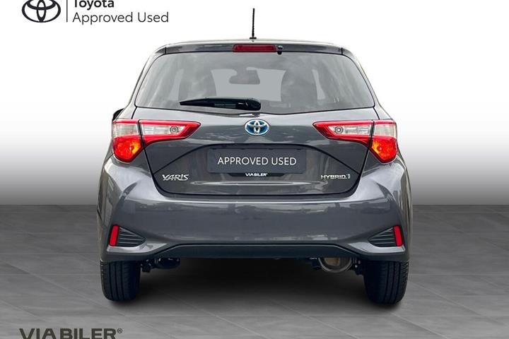 Grå Toyota Yaris fra 2018