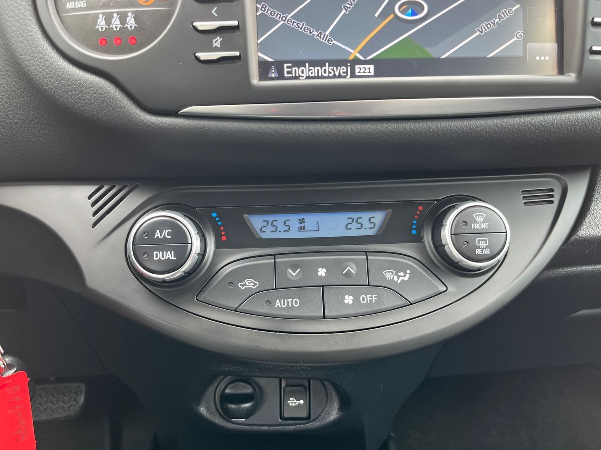 Grå Toyota Yaris fra 2018