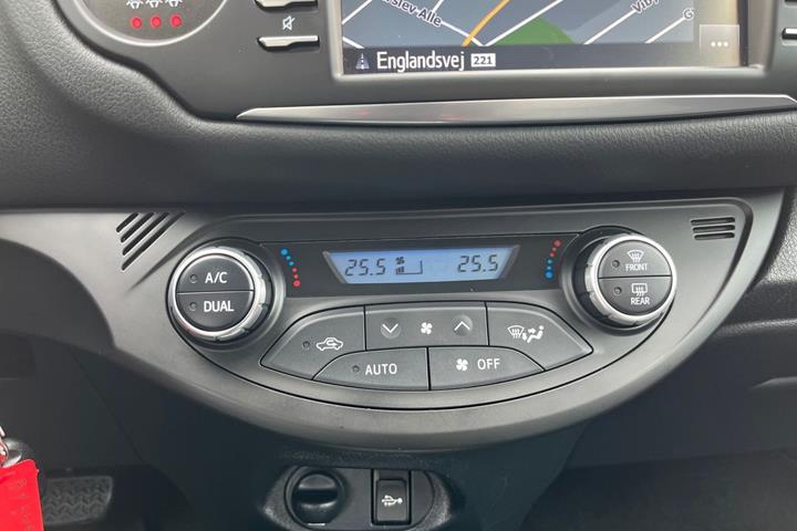 Grå Toyota Yaris fra 2018