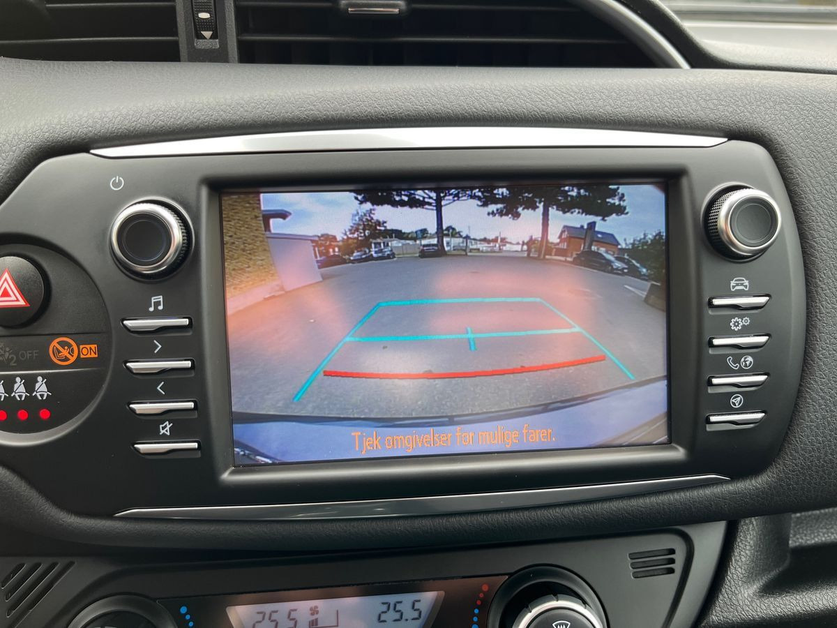 Grå Toyota Yaris fra 2018