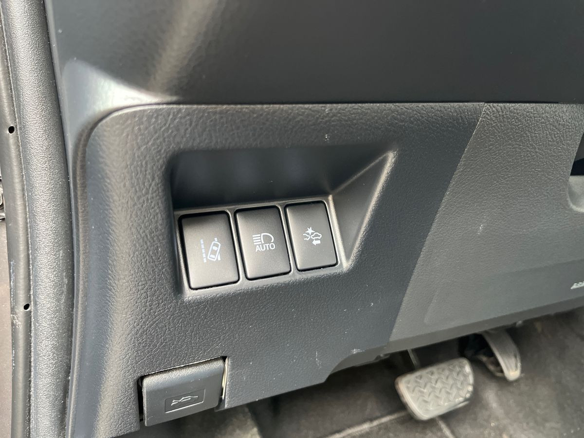 Grå Toyota Yaris fra 2018