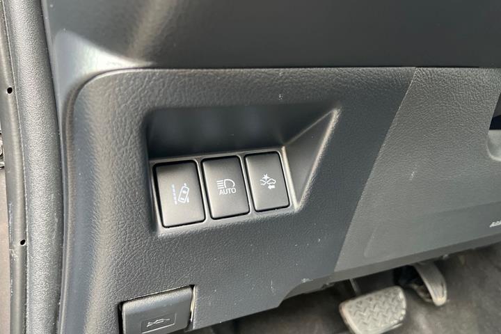 Grå Toyota Yaris fra 2018