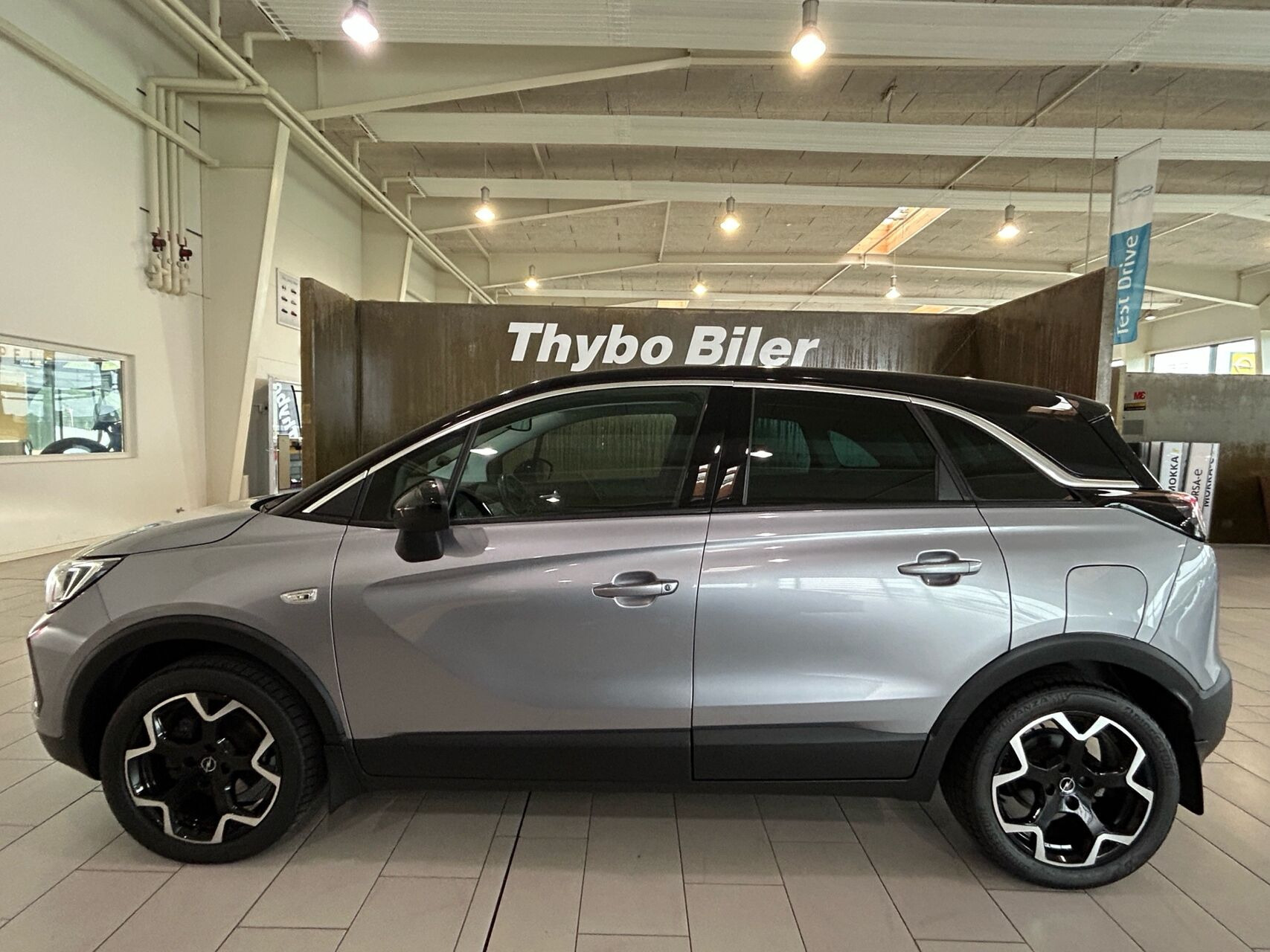 Grå Opel Crossland fra 2022