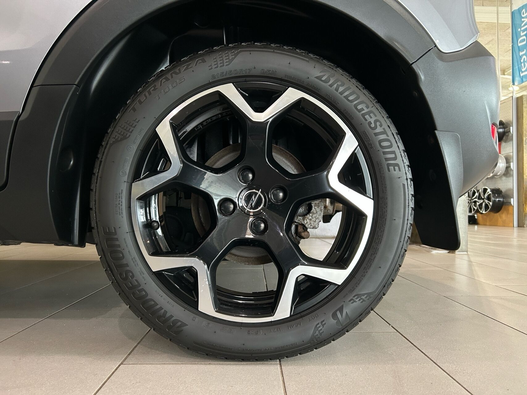 Grå Opel Crossland fra 2022