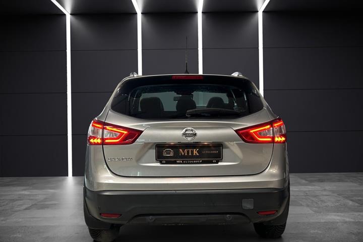 Sølv Nissan Qashqai fra 2016