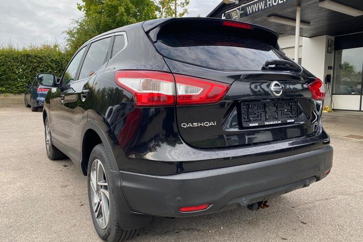 Sort Nissan Qashqai fra 2016