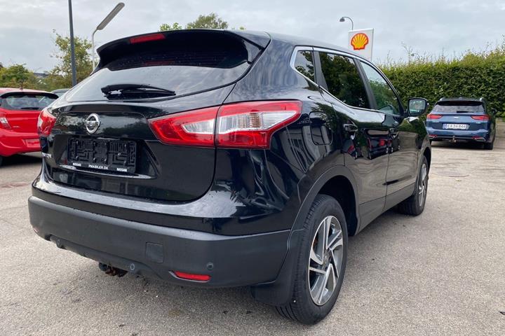 Sort Nissan Qashqai fra 2016