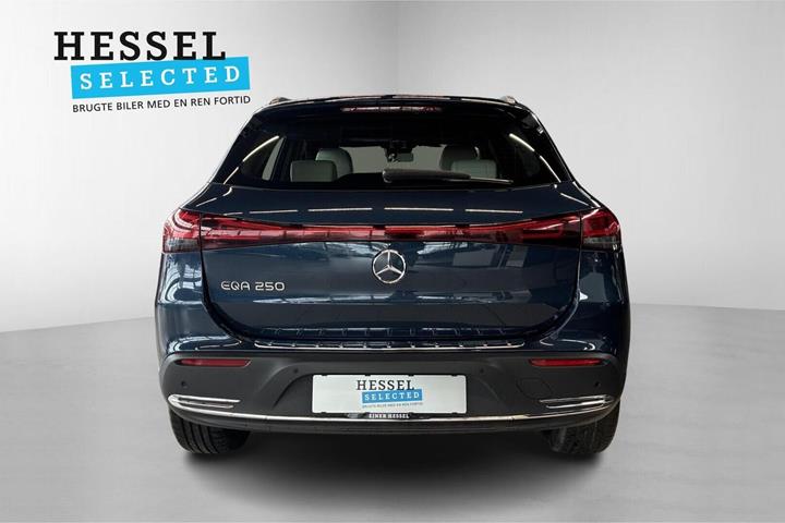 Blå Mercedes EQA250 fra 2022
