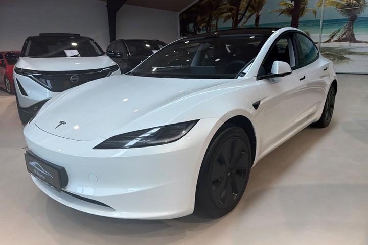 Hvid Tesla Model 3 fra 2026