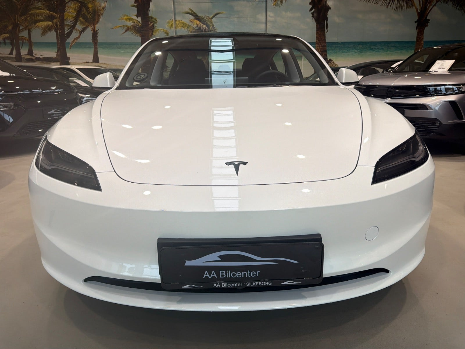 Hvid Tesla Model 3 fra 2026
