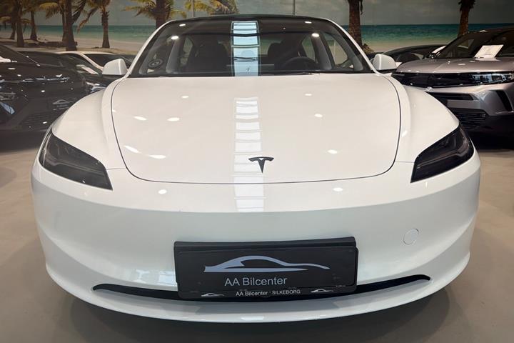 Hvid Tesla Model 3 fra 2026