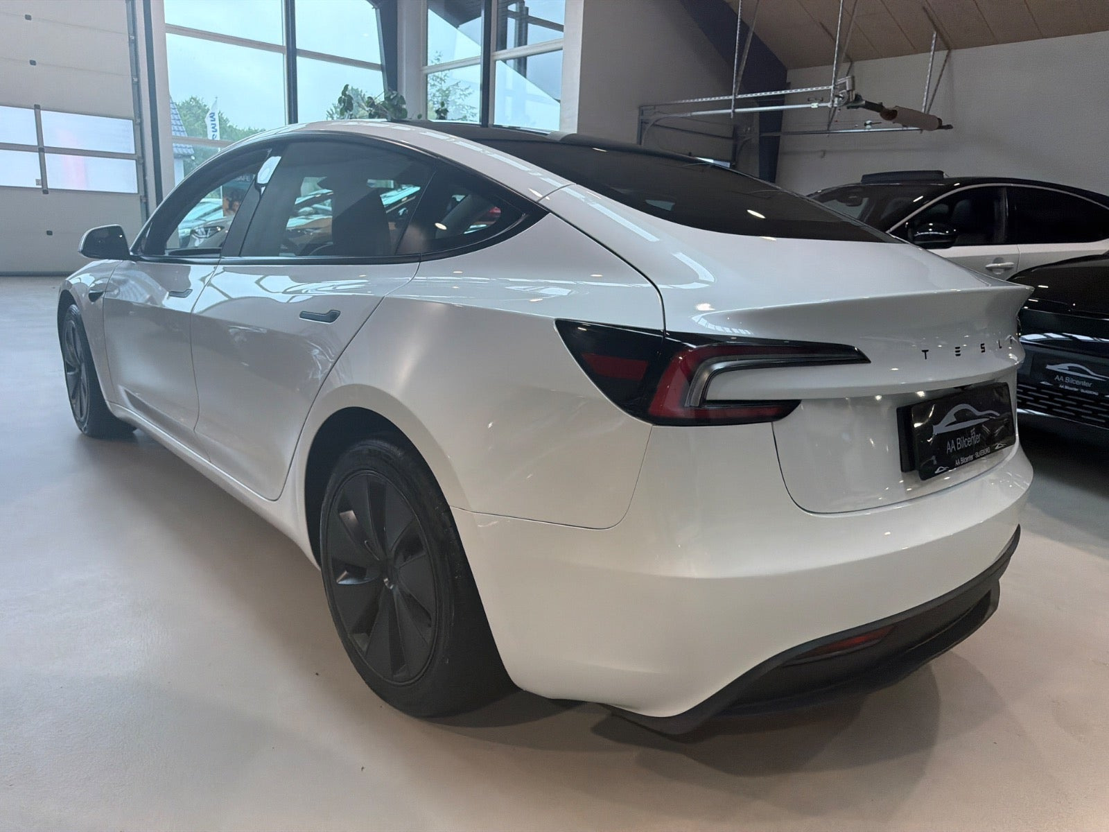 Hvid Tesla Model 3 fra 2026