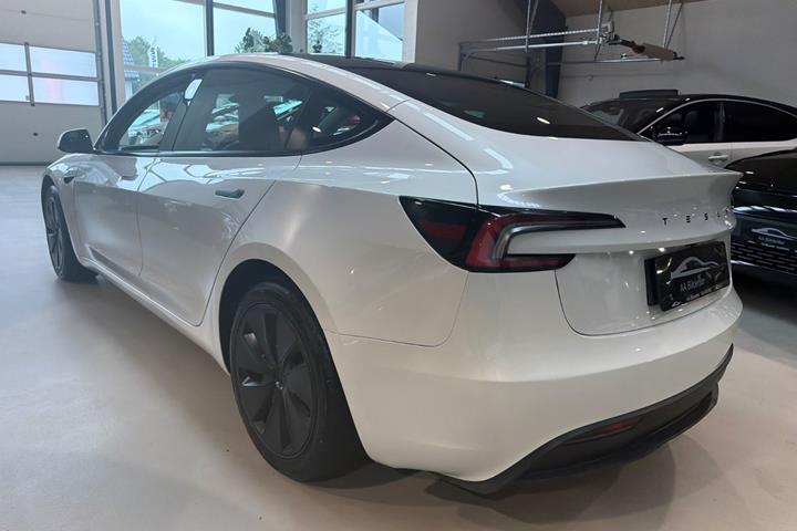 Hvid Tesla Model 3 fra 2026