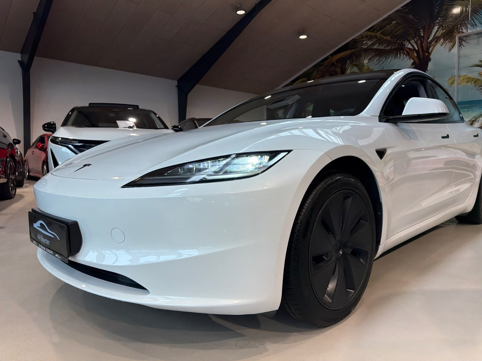Hvid Tesla Model 3 fra 2026