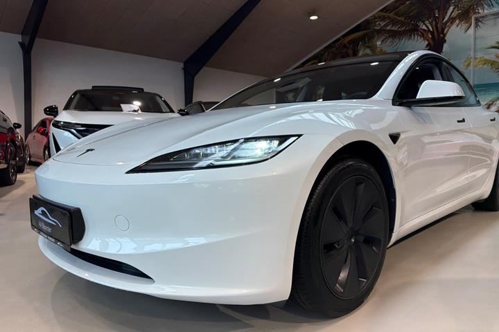 Hvid Tesla Model 3 fra 2026