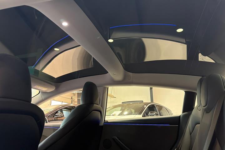 Hvid Tesla Model 3 fra 2026