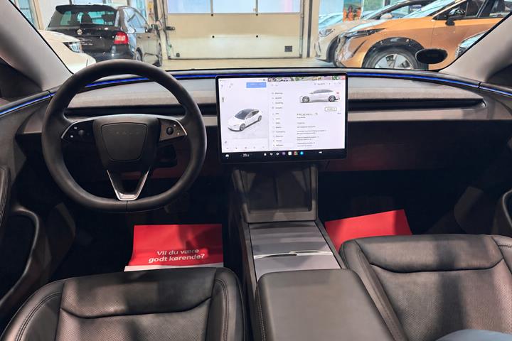Hvid Tesla Model 3 fra 2026