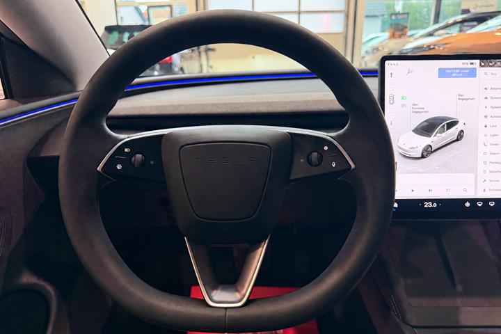 Hvid Tesla Model 3 fra 2026