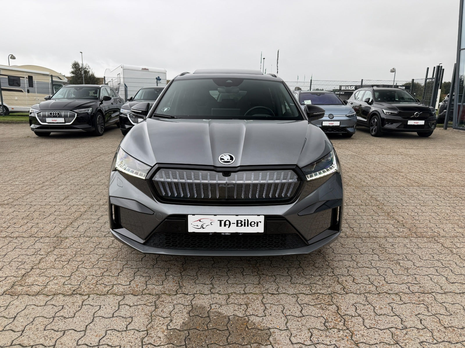 Grå Skoda Enyaq fra 2023