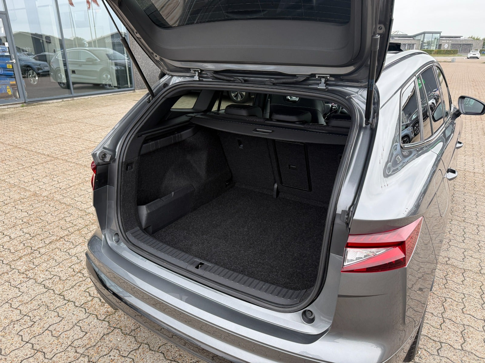Grå Skoda Enyaq fra 2023