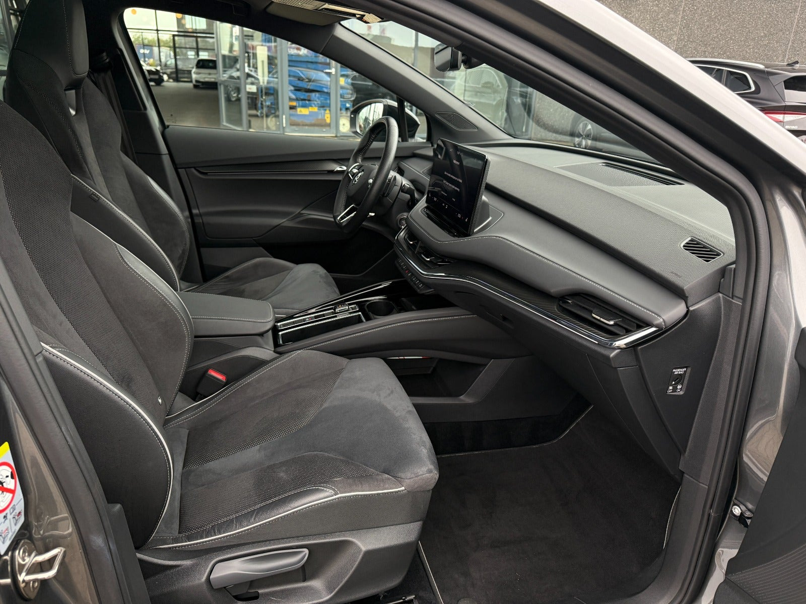 Grå Skoda Enyaq fra 2023