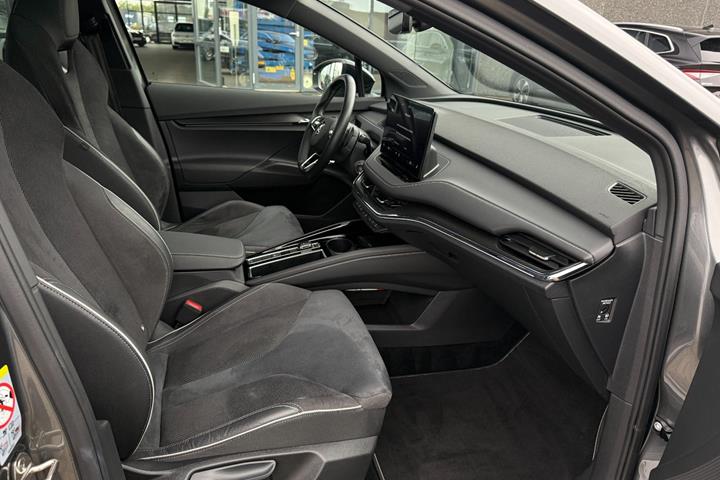 Grå Skoda Enyaq fra 2023