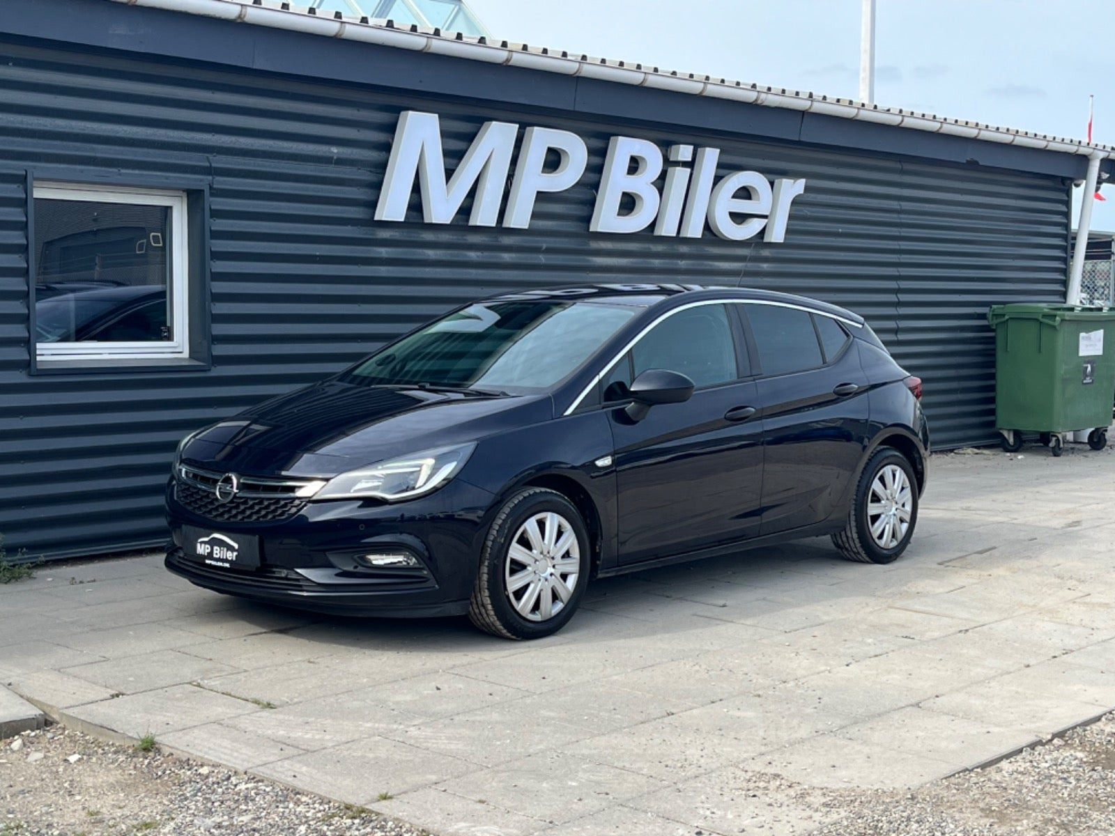 Blå Opel Astra fra 2019