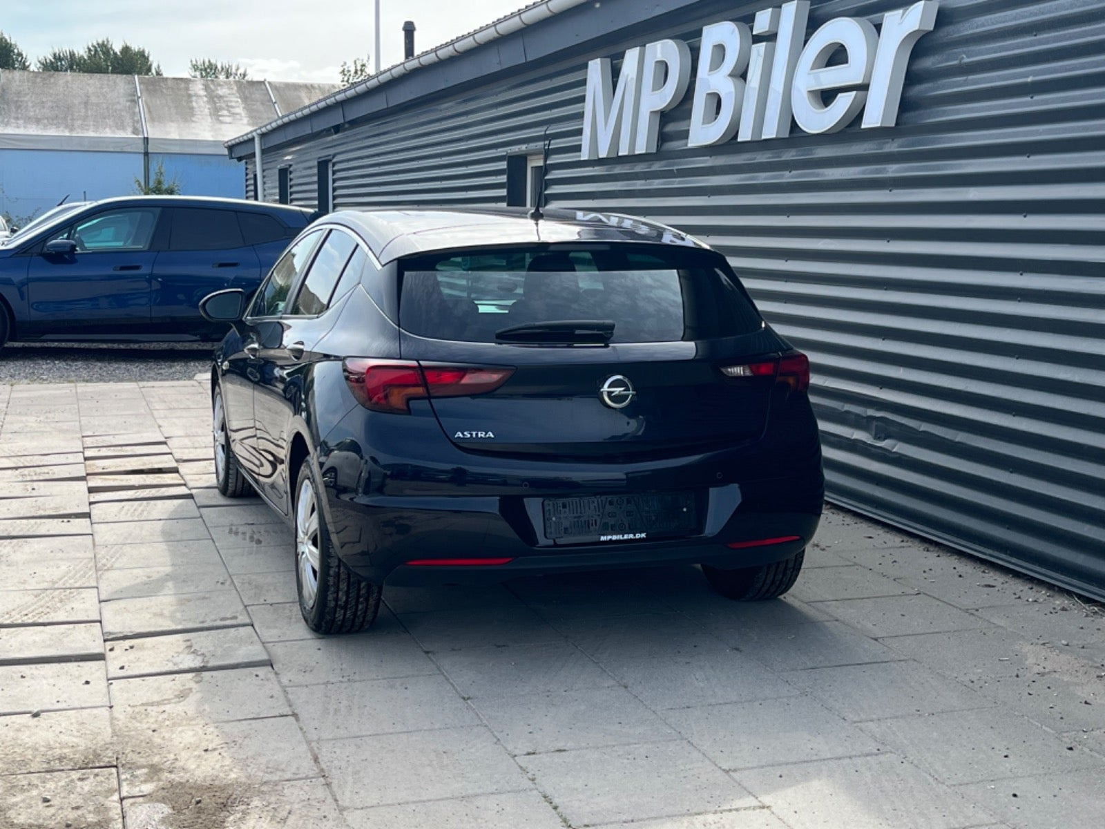 Blå Opel Astra fra 2019