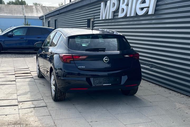 Blå Opel Astra fra 2019