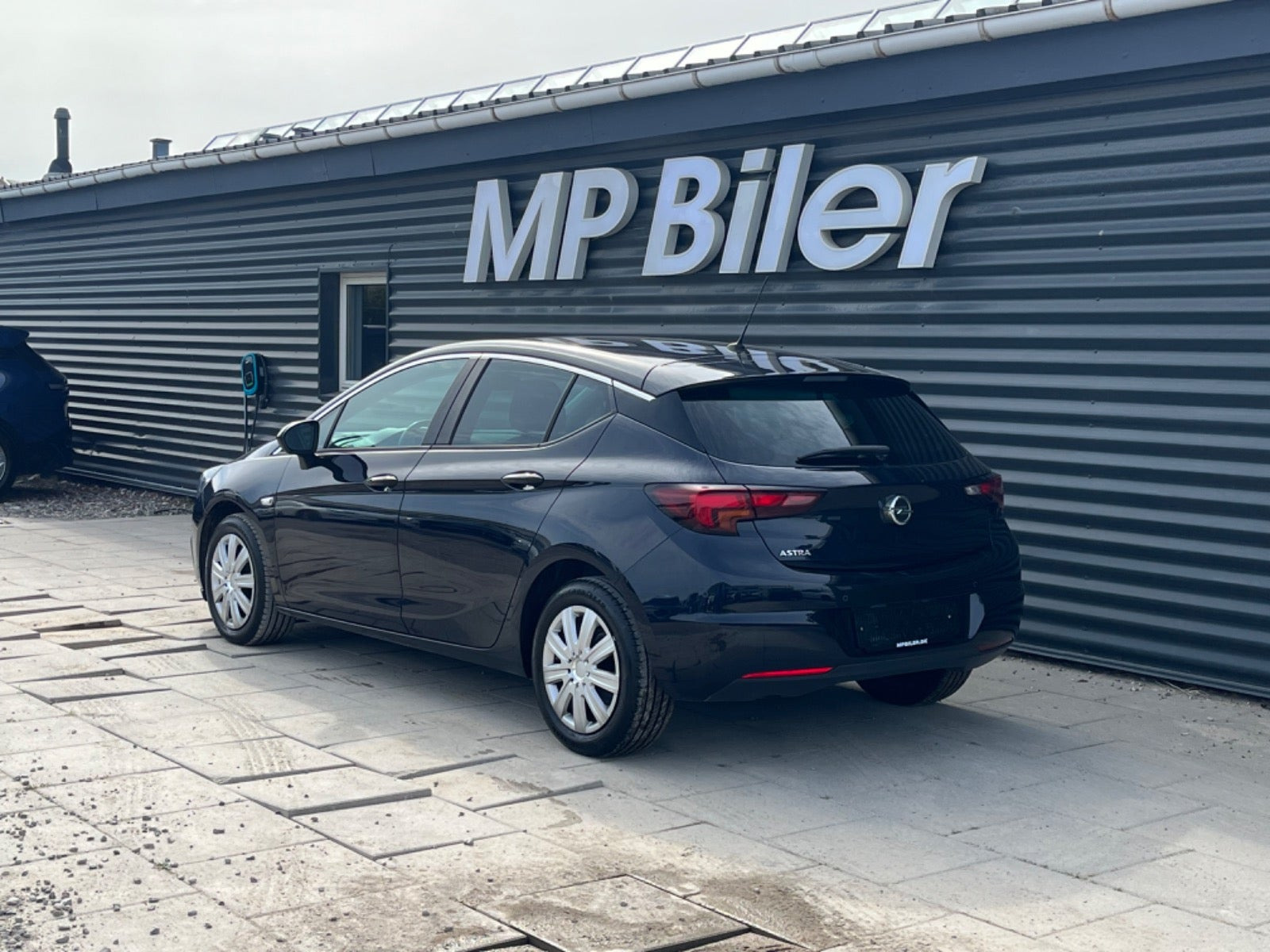 Blå Opel Astra fra 2019