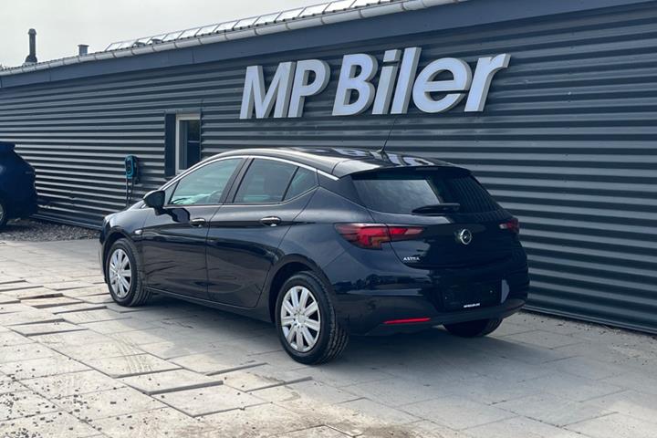 Blå Opel Astra fra 2019