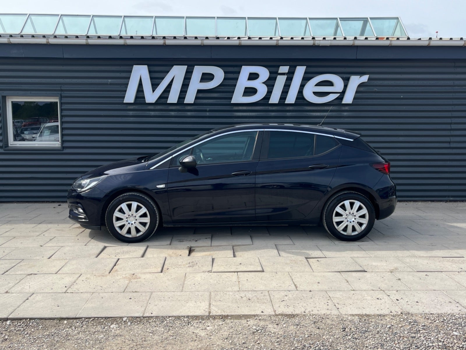 Blå Opel Astra fra 2019