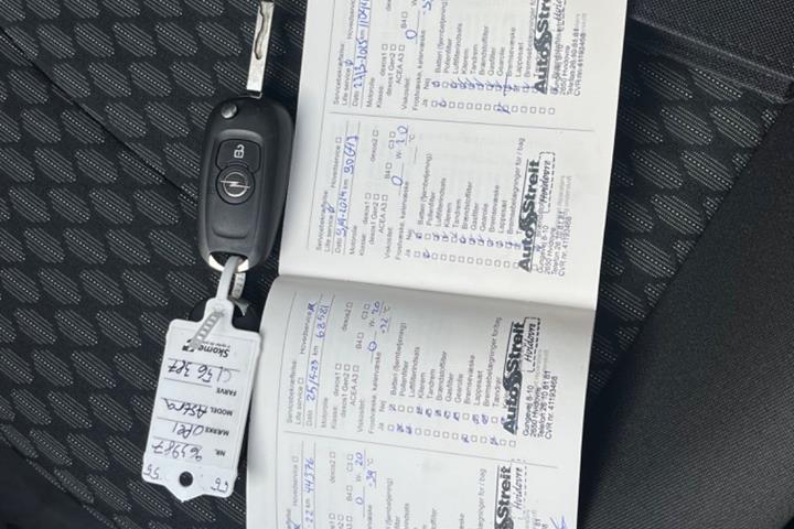 Blå Opel Astra fra 2019