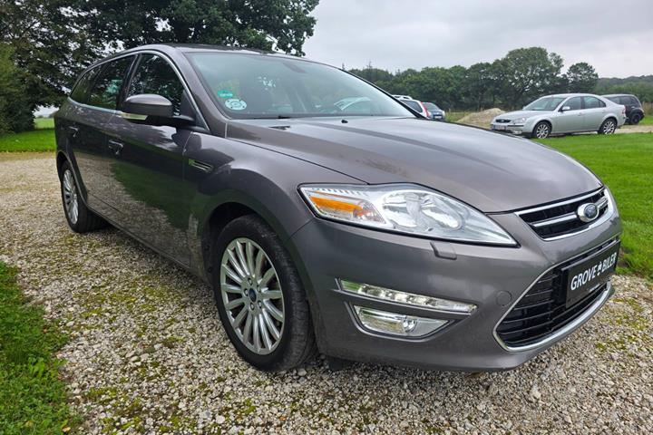 Gul Ford Mondeo fra 2012