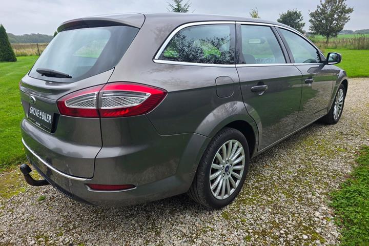 Gul Ford Mondeo fra 2012