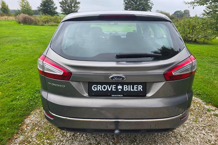 Gul Ford Mondeo fra 2012