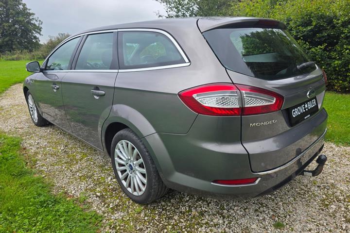 Gul Ford Mondeo fra 2012