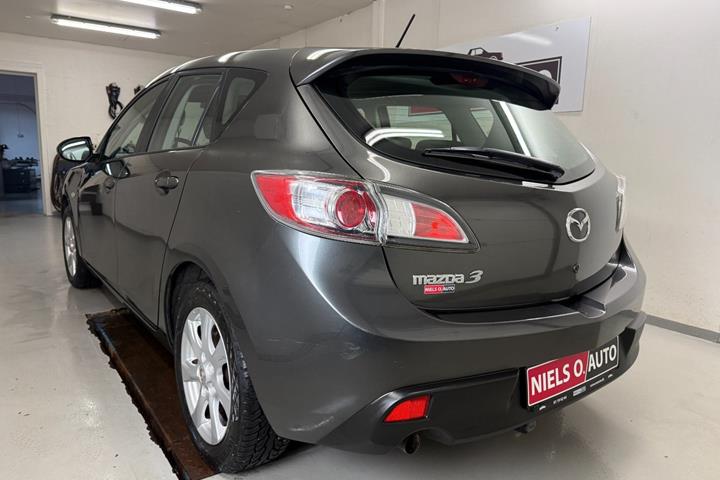 Grå Mazda 3 fra 2011