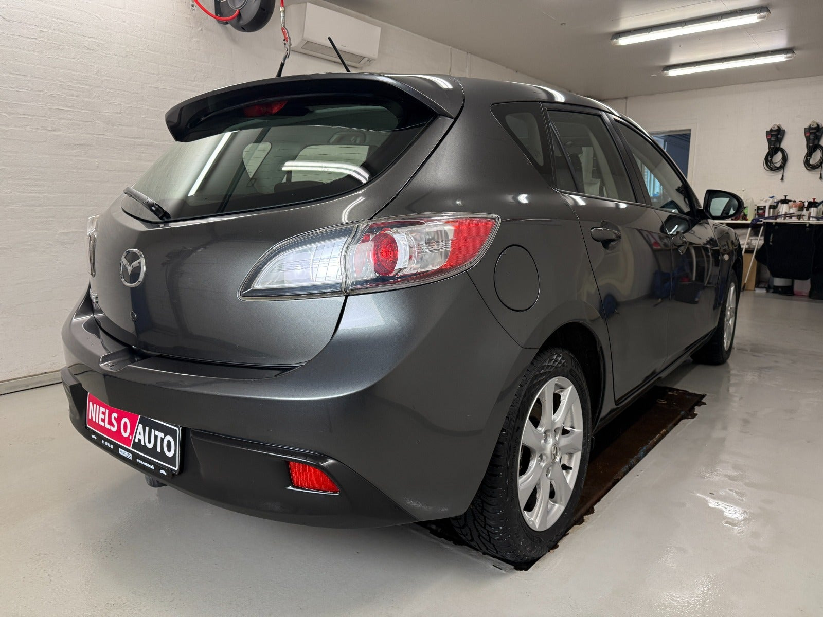 Grå Mazda 3 fra 2011